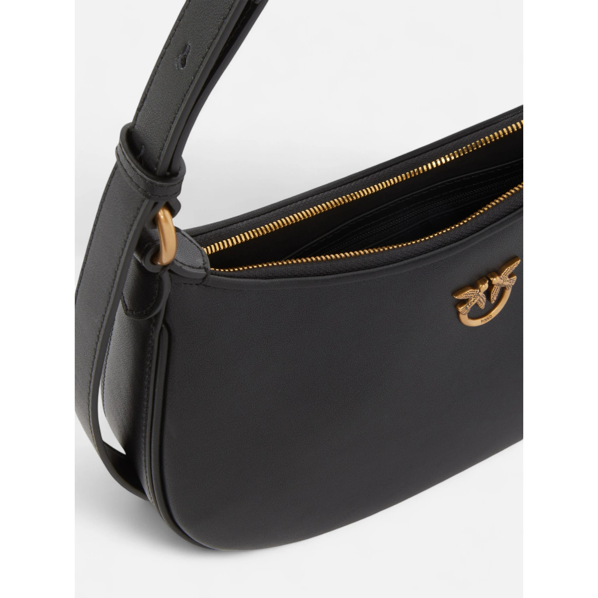 حقيبة صغيرة وردية على شكل نصف قمر