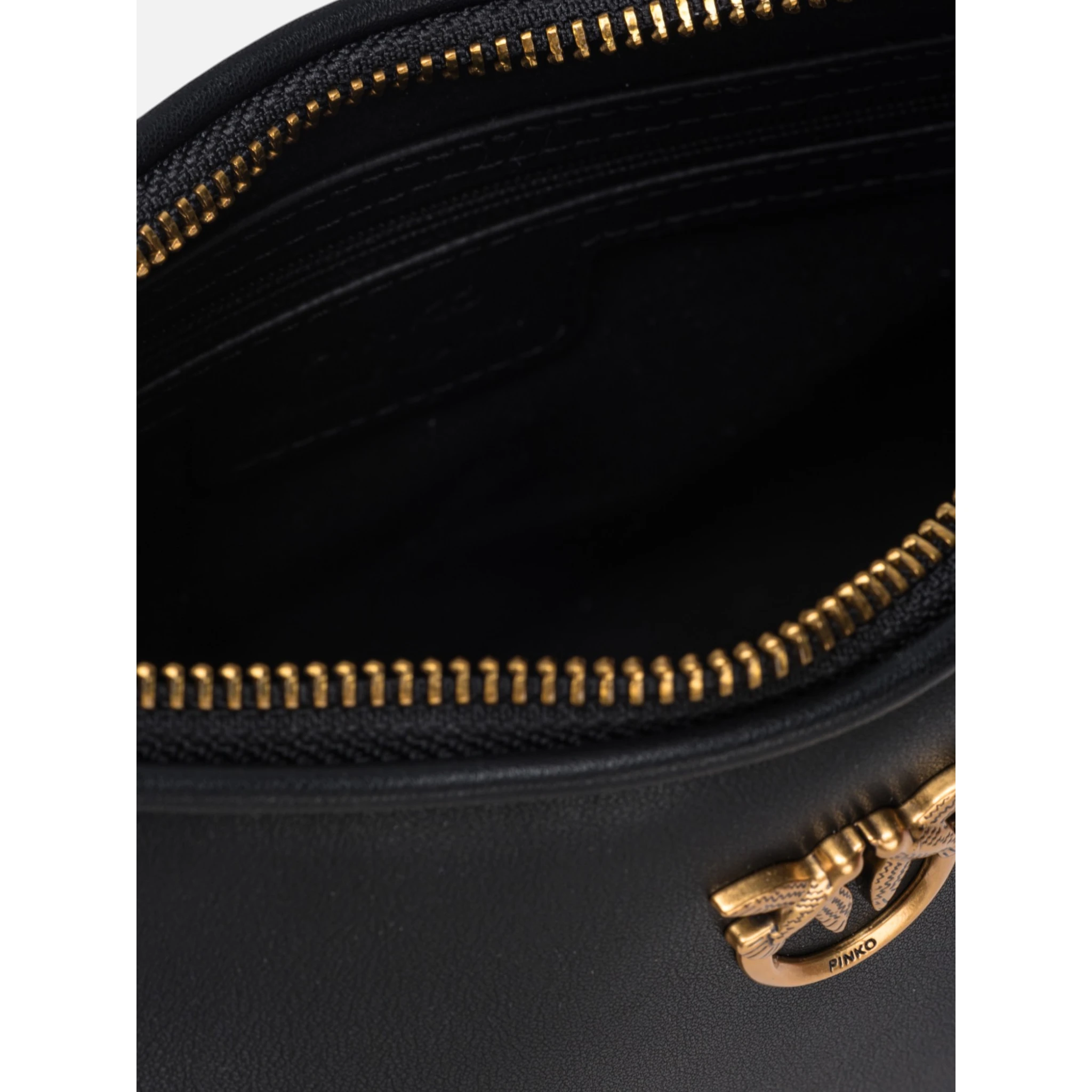 حقيبة صغيرة وردية على شكل نصف قمر