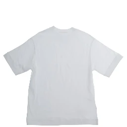 تيشيرت أبيض برقبة دائرية وشعار مطبوع على الجهة الأمامية من القطن