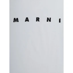 تيشيرت أبيض برقبة دائرية وشعار مطبوع على الجهة الأمامية من القطن