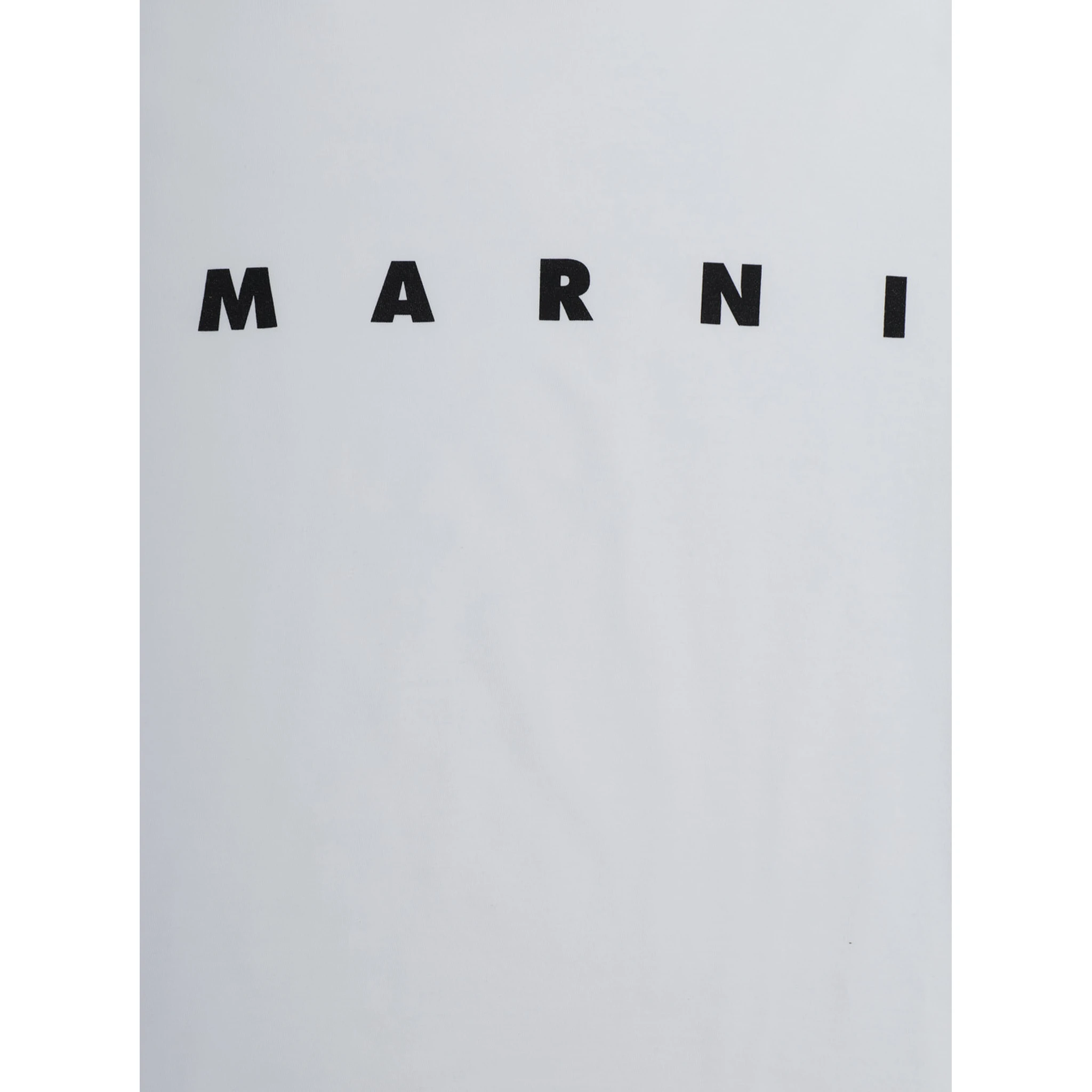 تيشيرت أبيض برقبة دائرية وشعار مطبوع على الجهة الأمامية من القطن