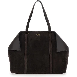 حقيبة يد بنية اللون بتصميم زوايا مطوية وشعار بارز في الأمام، مصنوعة من جلد الغزال، للنساء