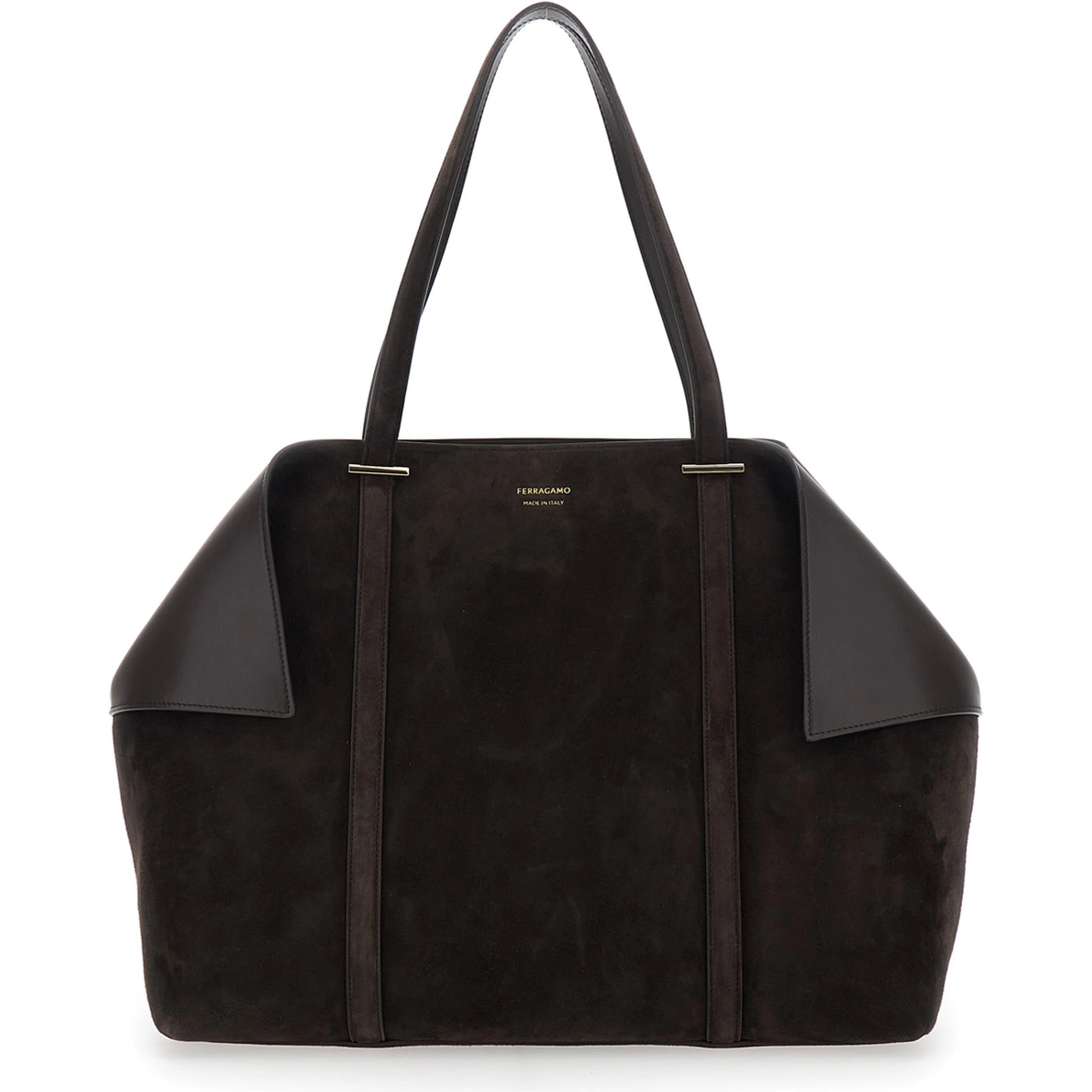 حقيبة يد بنية اللون بتصميم زوايا مطوية وشعار بارز في الأمام، مصنوعة من جلد الغزال، للنساء