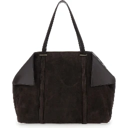 حقيبة يد بنية اللون بتصميم زوايا مطوية وشعار بارز في الأمام، مصنوعة من جلد الغزال، للنساء