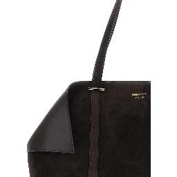 حقيبة يد بنية اللون بتصميم زوايا مطوية وشعار بارز في الأمام، مصنوعة من جلد الغزال، للنساء