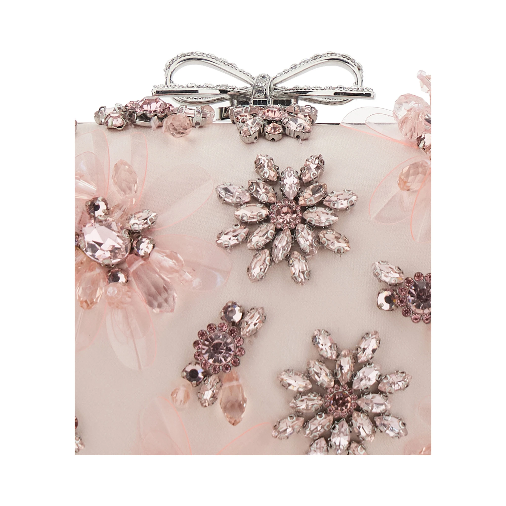 حقيبة يد وردية اللون مزينة بالزهور وتفاصيل فيونكة، مصنوعة من قماش تقني ومعدن، للنساء