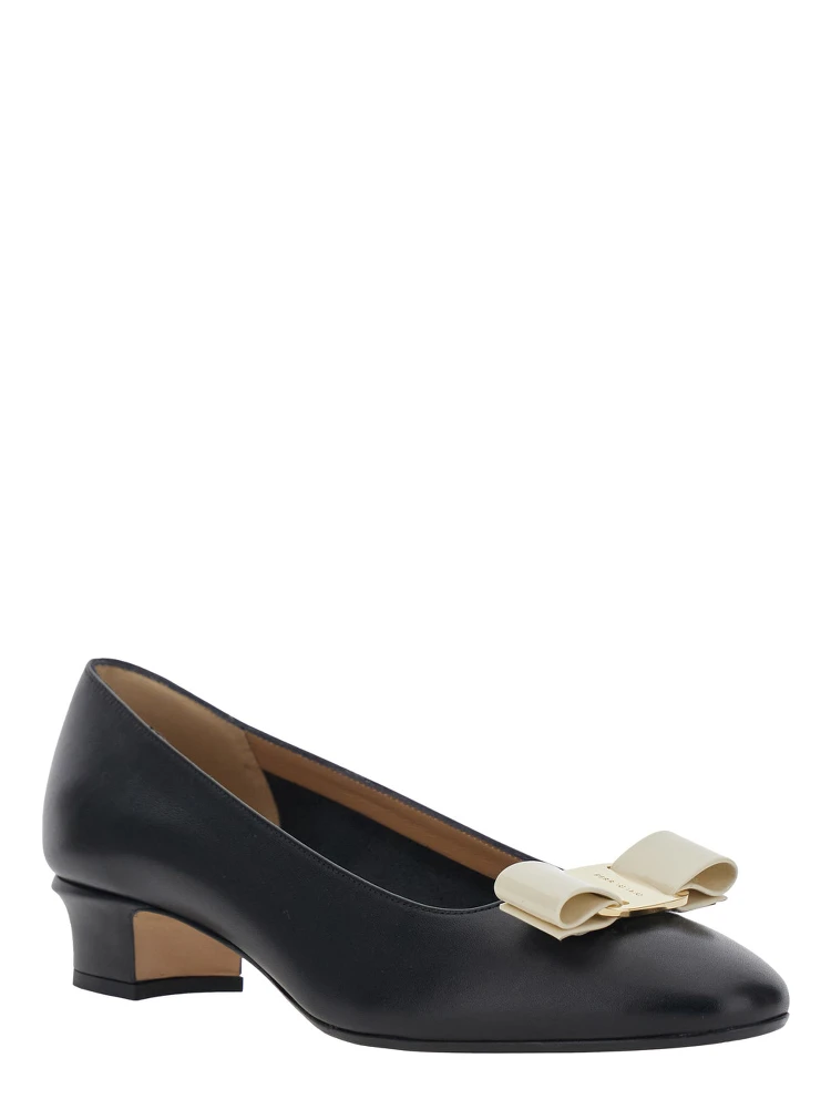 Vara 2.0 Black Pumps with Low Block Heel and Logo Plaque on the Front in Leather Woman