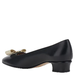 حذاء فارا 2.0 أسود بكعب منخفض عريض وشعار في المقدمة من الجلد للنساء