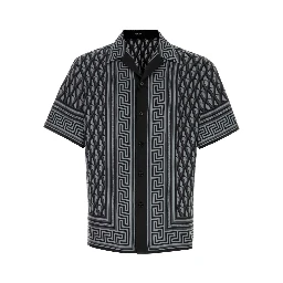 قميص غير رسمي من قماش حرير التويل، مطبوع عليه شعار V