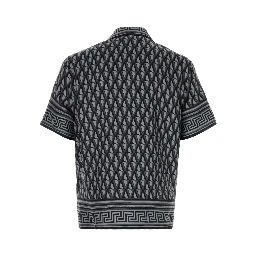 قميص غير رسمي من قماش حرير التويل، مطبوع عليه شعار V