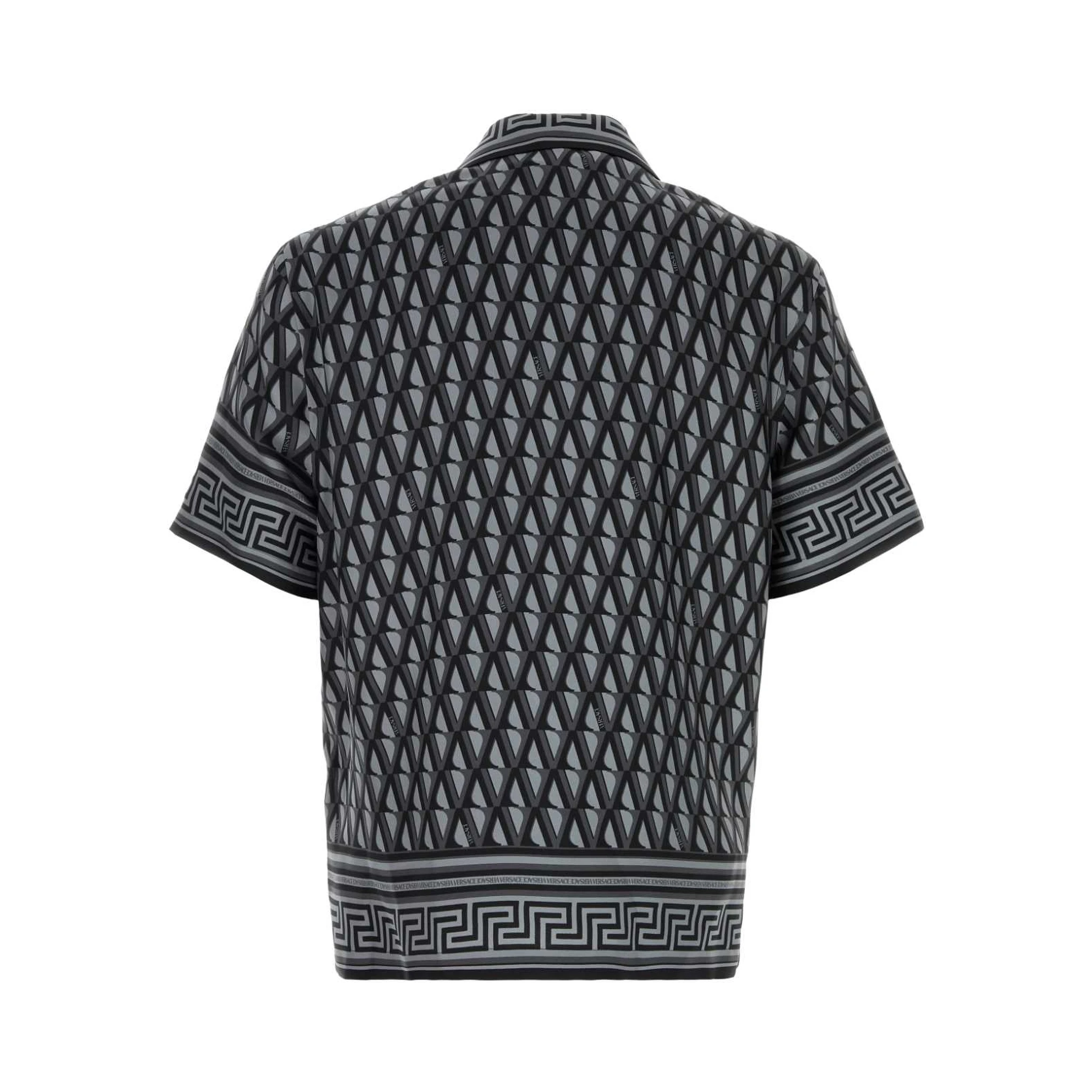 قميص غير رسمي من قماش حرير التويل، مطبوع عليه شعار V