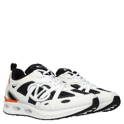 حذاء رياضي أبيض من القماش