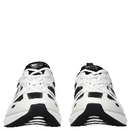 حذاء رياضي أبيض من القماش