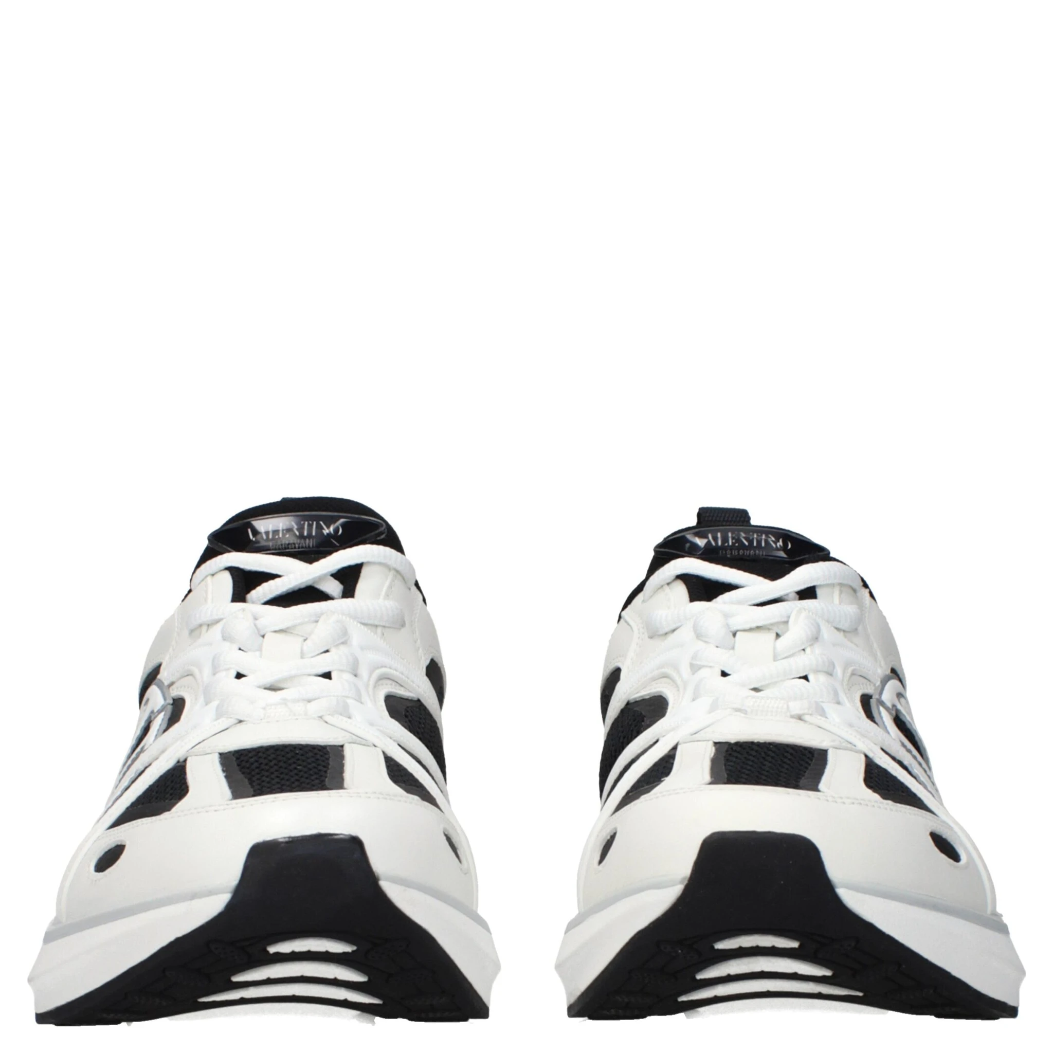 حذاء رياضي أبيض من القماش