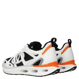 حذاء رياضي أبيض من القماش