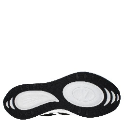 حذاء رياضي أبيض من القماش