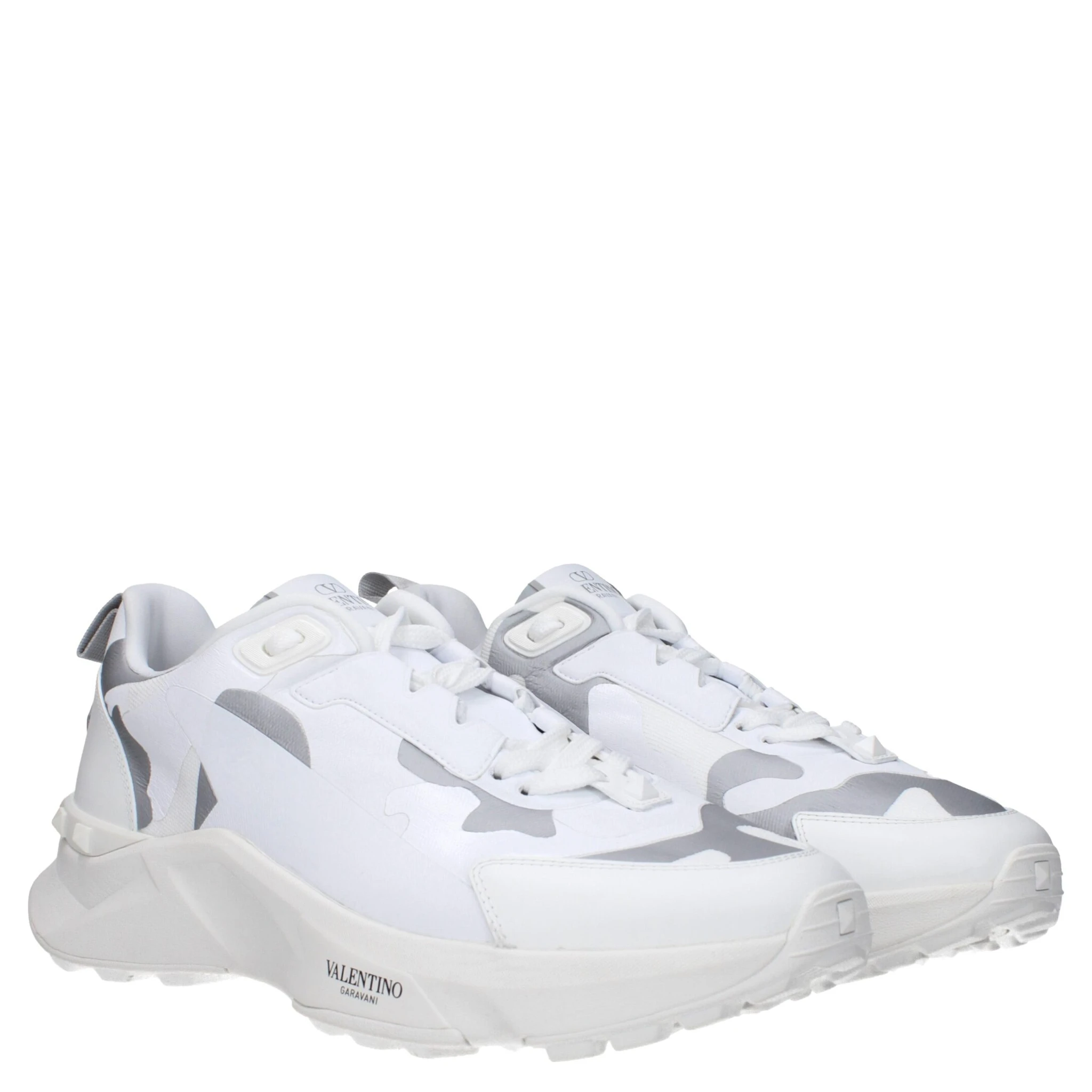 حذاء رياضي أبيض من القماش