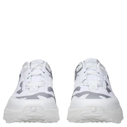 حذاء رياضي أبيض من القماش