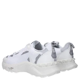 حذاء رياضي أبيض من القماش