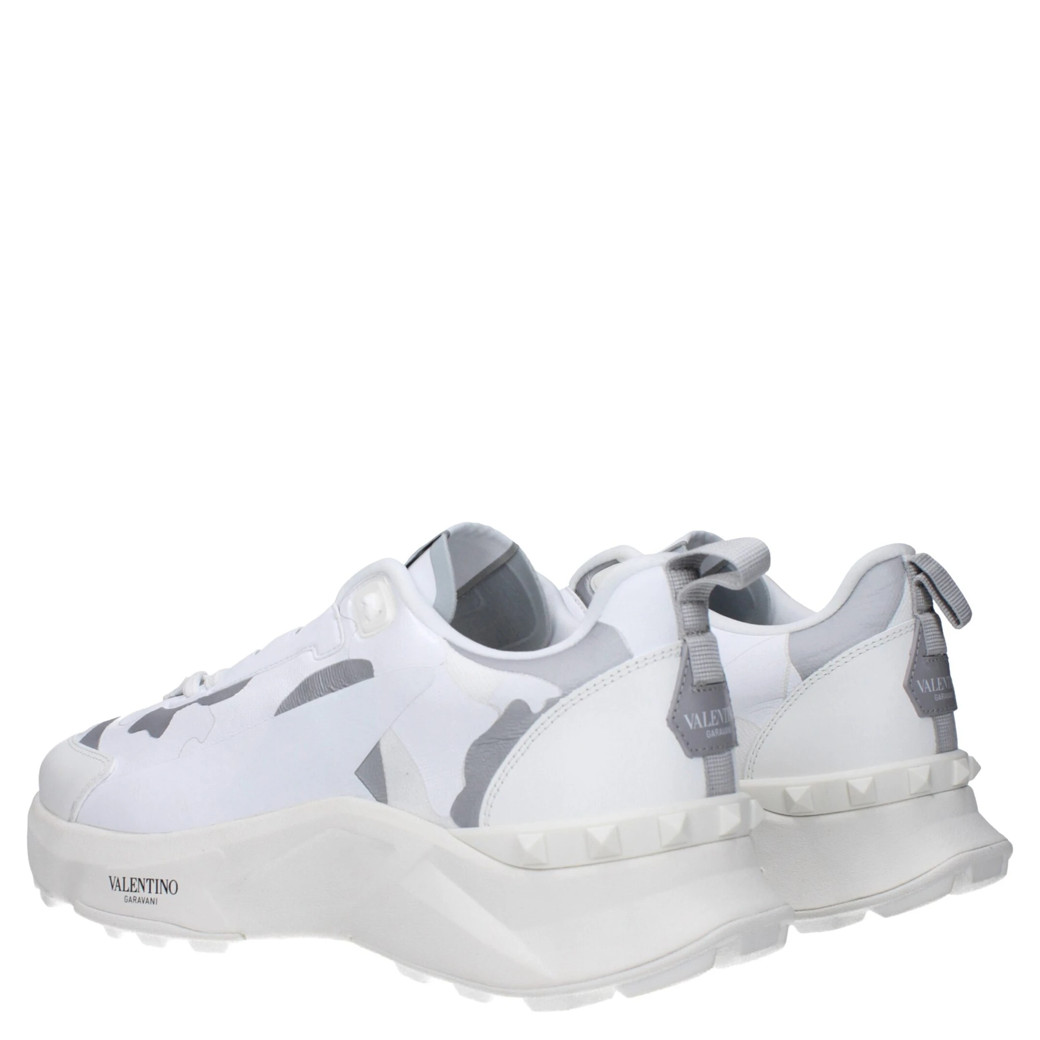 حذاء رياضي أبيض من القماش