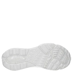 حذاء رياضي أبيض من القماش