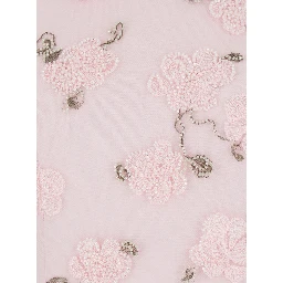 فستان طويل وردي اللون بظهر مكشوف وتفاصيل مطرزة بالخرز الزهري، مصنوع من قماش نسائي.