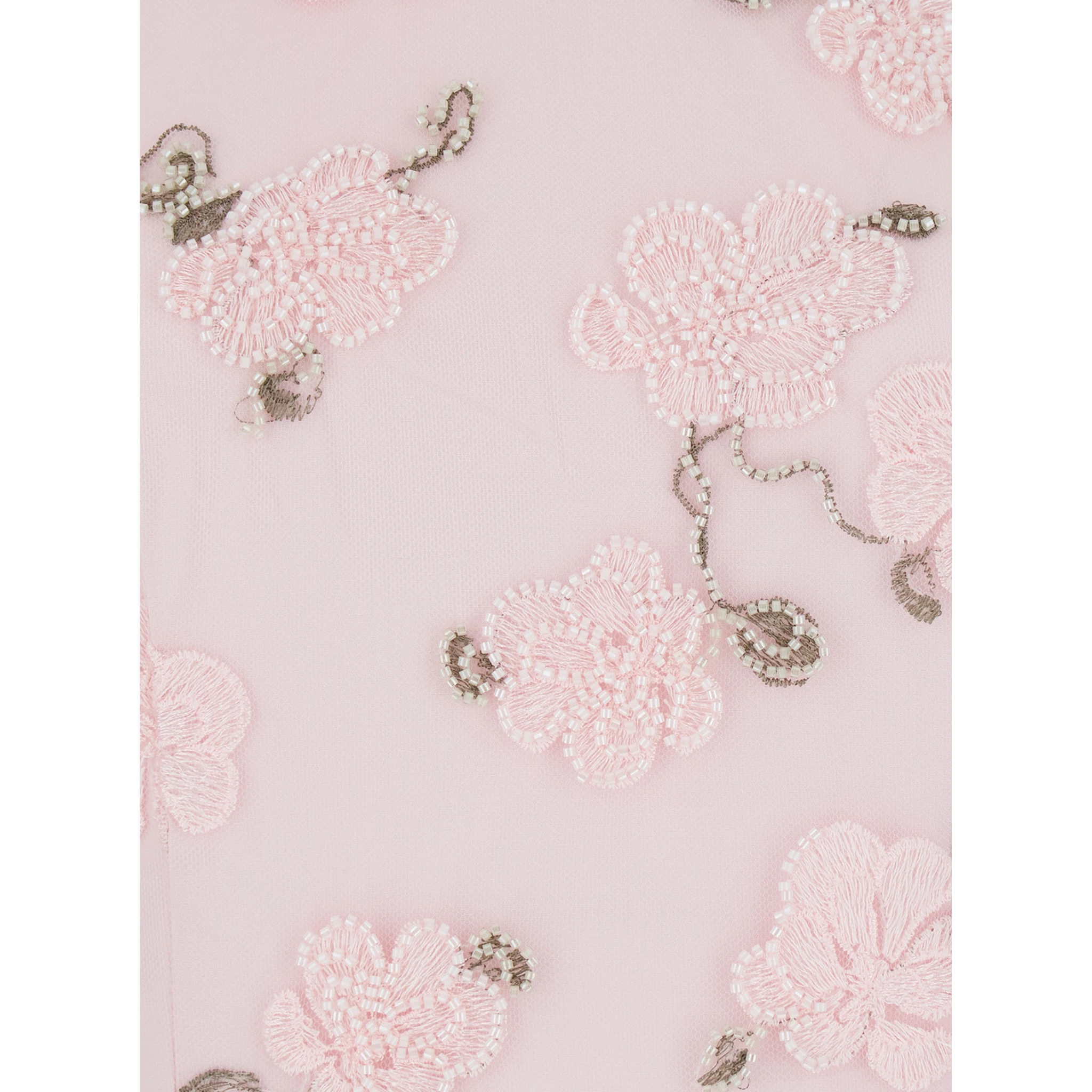 فستان طويل وردي اللون بظهر مكشوف وتفاصيل مطرزة بالخرز الزهري، مصنوع من قماش نسائي.