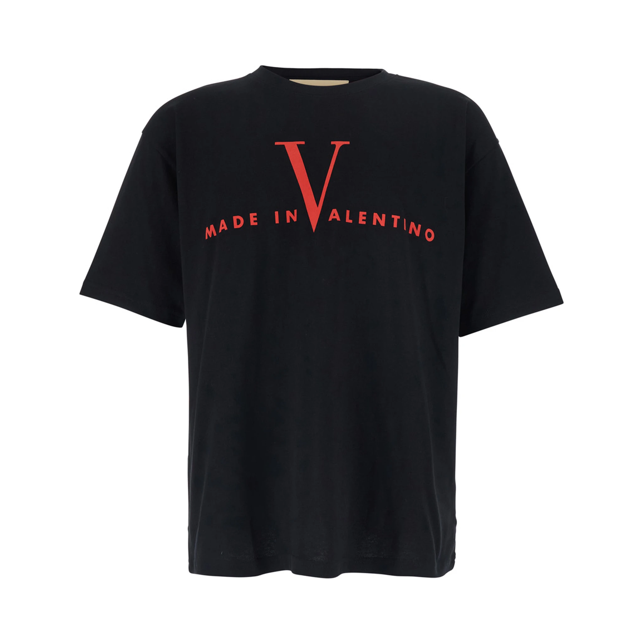 تيشيرت أسود برقبة دائرية وشعار مطبوع على الجهة الأمامية وأكتاف منسدلة، مصنوع من القطن الرجالي