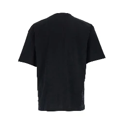 تيشيرت أسود برقبة دائرية وشعار مطبوع على الجهة الأمامية وأكتاف منسدلة، مصنوع من القطن الرجالي