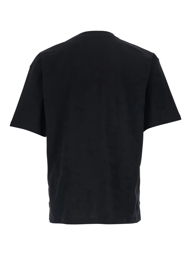 تيشيرت أسود برقبة دائرية وشعار مطبوع على الجهة الأمامية وأكتاف منسدلة، مصنوع من القطن الرجالي alternative
