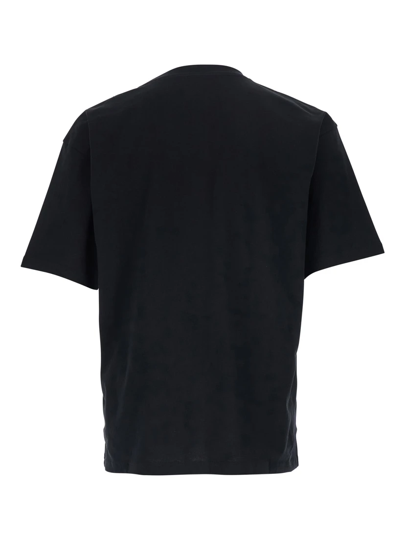 تيشيرت أسود برقبة دائرية وشعار مطبوع على الجهة الأمامية وأكتاف منسدلة، مصنوع من القطن الرجالي