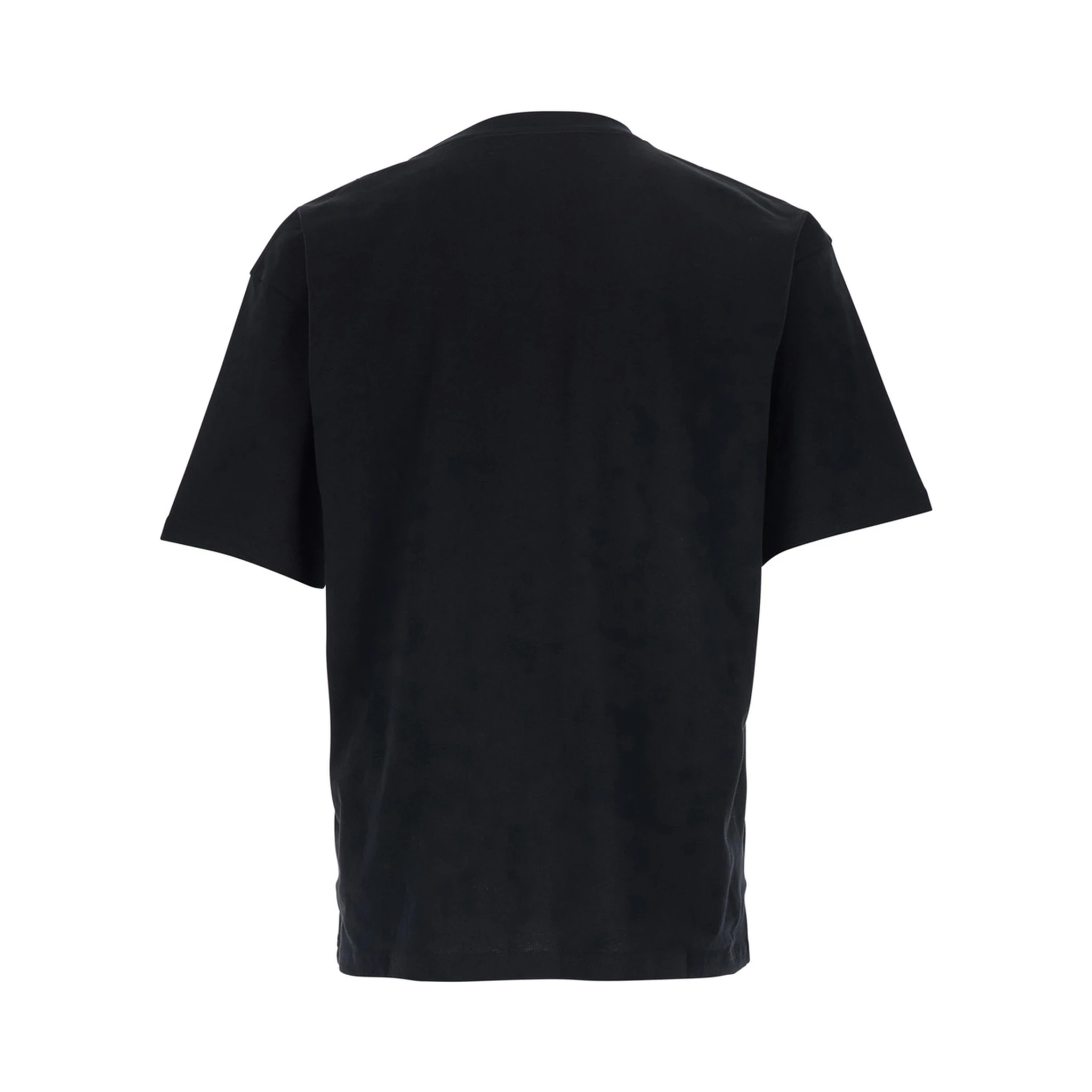 تيشيرت أسود برقبة دائرية وشعار مطبوع على الجهة الأمامية وأكتاف منسدلة، مصنوع من القطن الرجالي