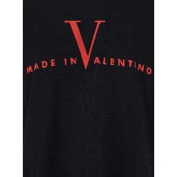 تيشيرت أسود برقبة دائرية وشعار مطبوع على الجهة الأمامية وأكتاف منسدلة، مصنوع من القطن الرجالي