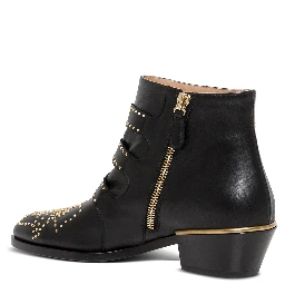 حذاء سوزان الأسود ذو الرقبة القصيرة مزين بالمسامير، مصنوع من الجلد، للنساء