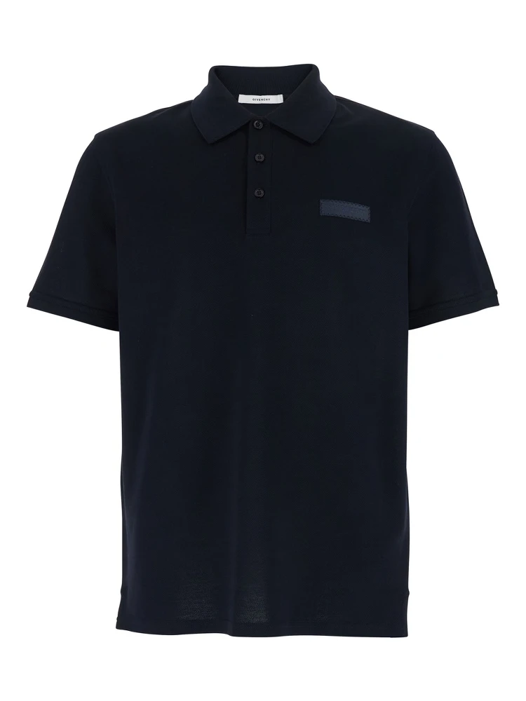 قميص بولو أزرق بياقة كلاسيكية وشعار مطبوع على الجهة الأمامية، مصنوع من القطن الرجالي