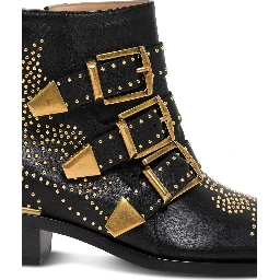 حذاء سوزان الأسود ذو الرقبة القصيرة مزين بالمسامير، مصنوع من الجلد، للنساء