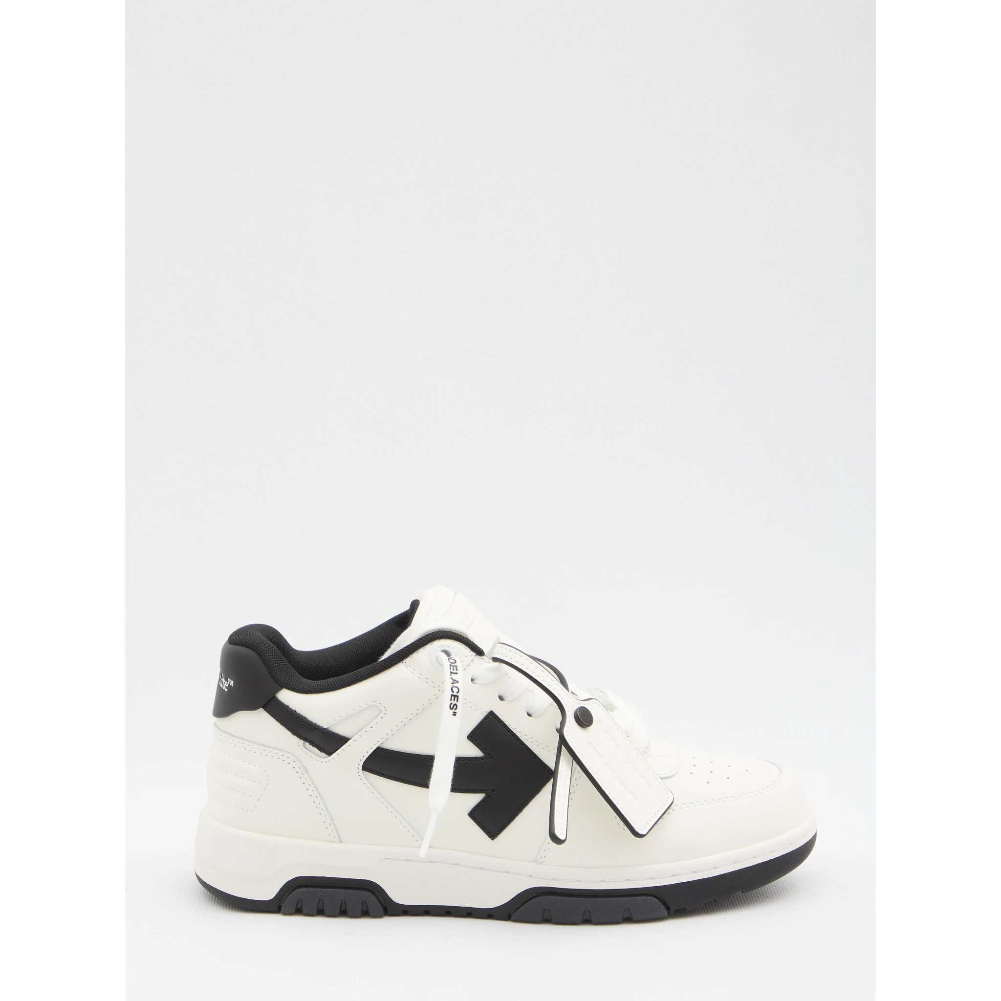 أحذية رياضية خارج المكتب