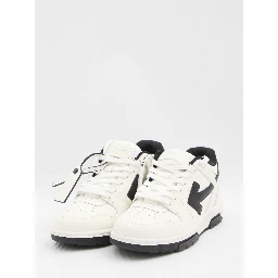 أحذية رياضية خارج المكتب