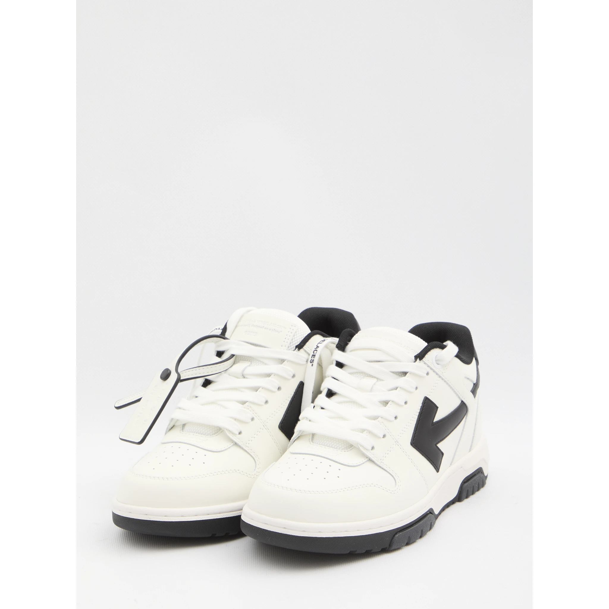 أحذية رياضية خارج المكتب