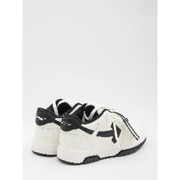 أحذية رياضية خارج المكتب