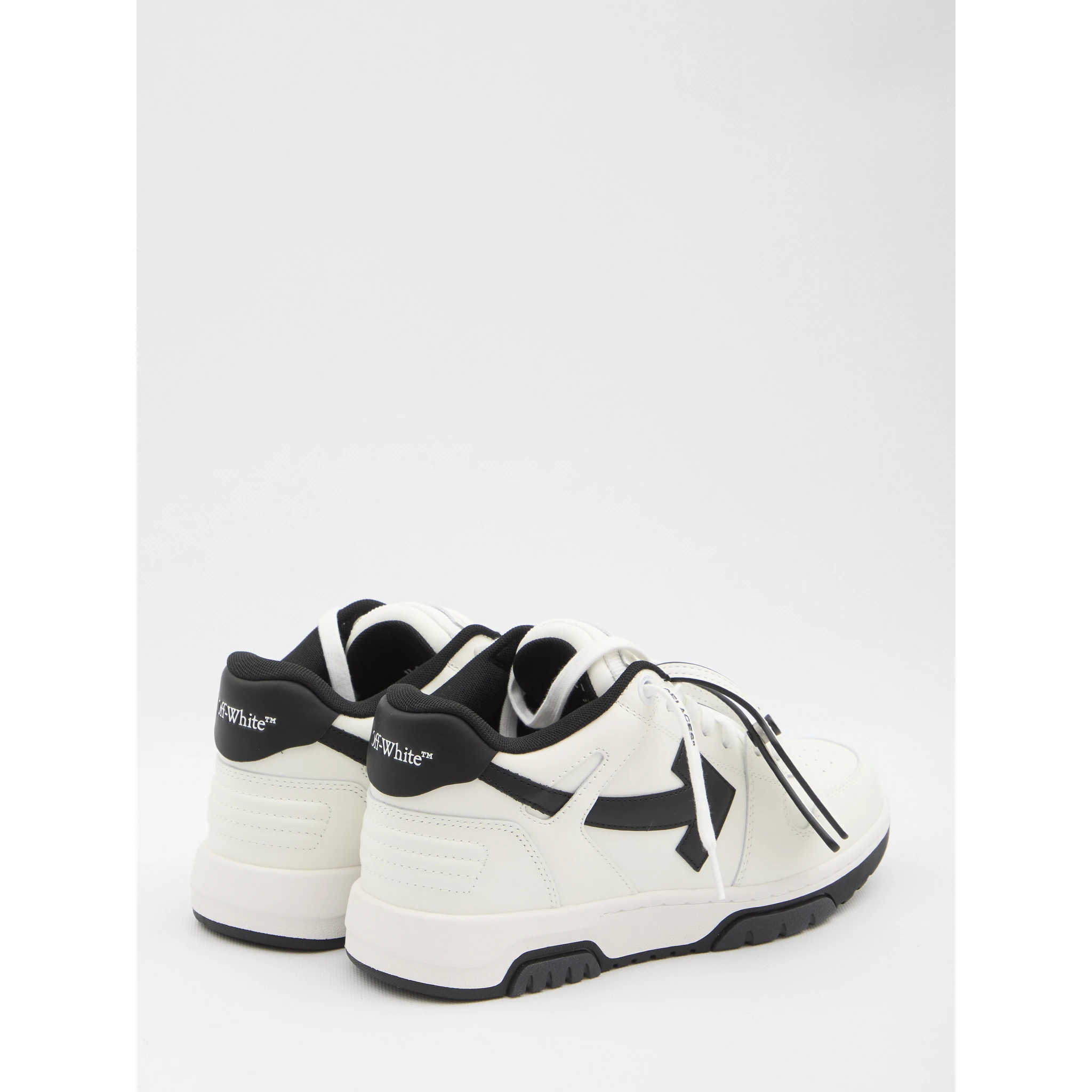 أحذية رياضية خارج المكتب