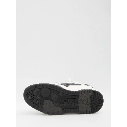 أحذية رياضية خارج المكتب