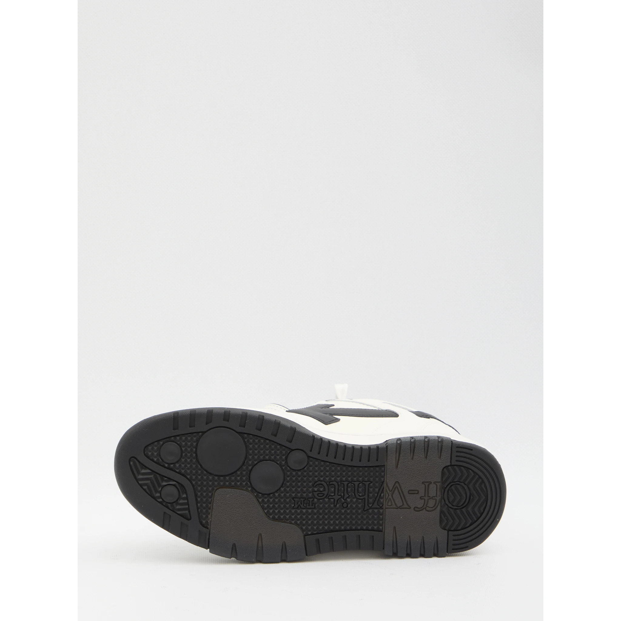 أحذية رياضية خارج المكتب