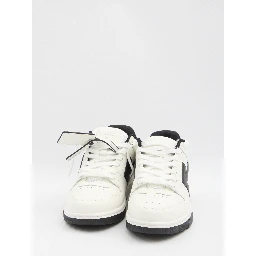 أحذية رياضية خارج المكتب