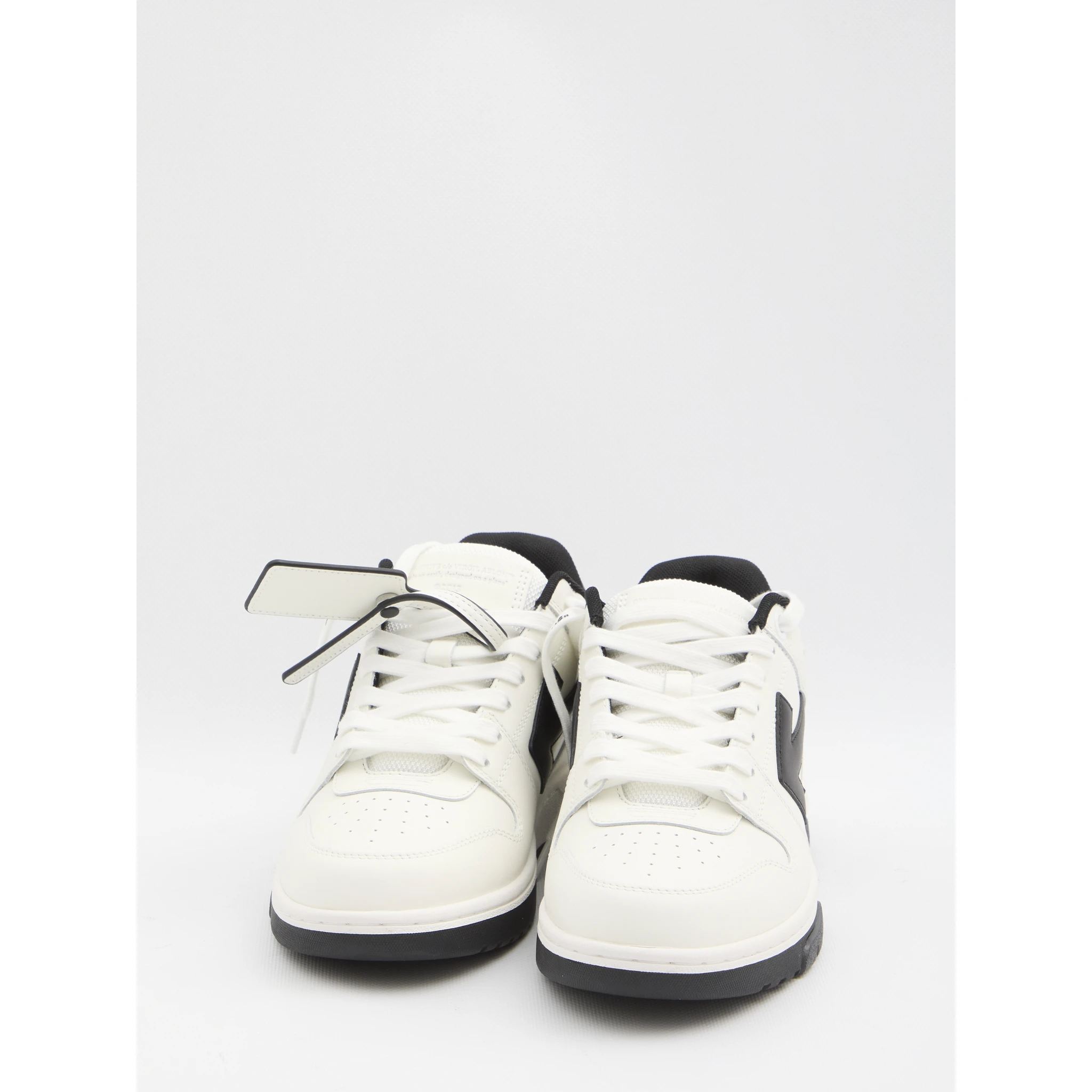 أحذية رياضية خارج المكتب