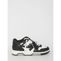 أحذية رياضية خارج المكتب