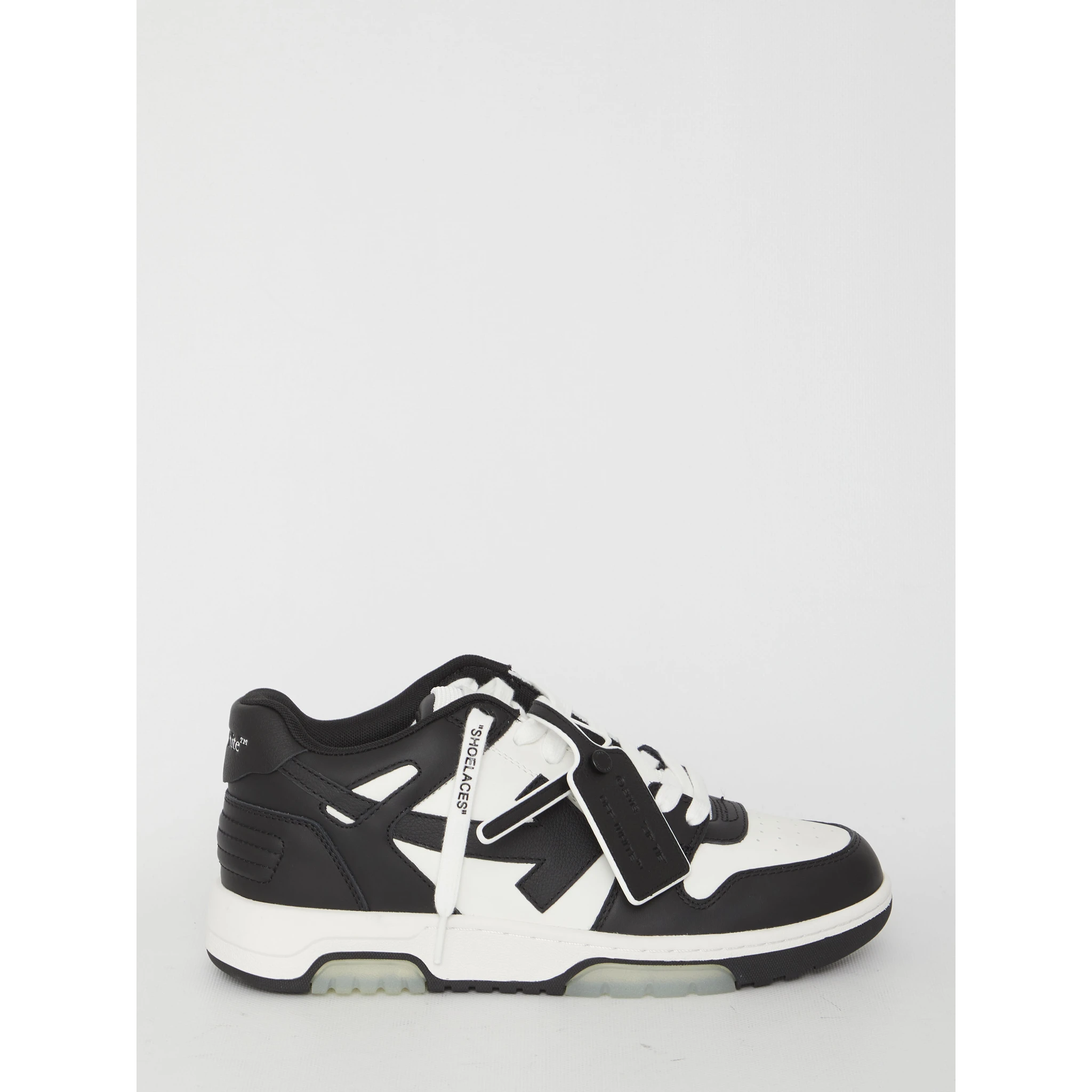 أحذية رياضية خارج المكتب