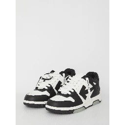 أحذية رياضية خارج المكتب