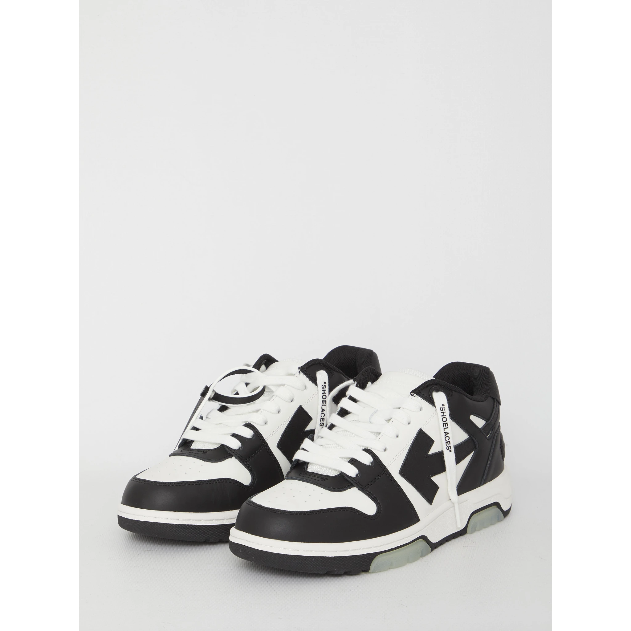 أحذية رياضية خارج المكتب