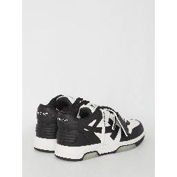 أحذية رياضية خارج المكتب